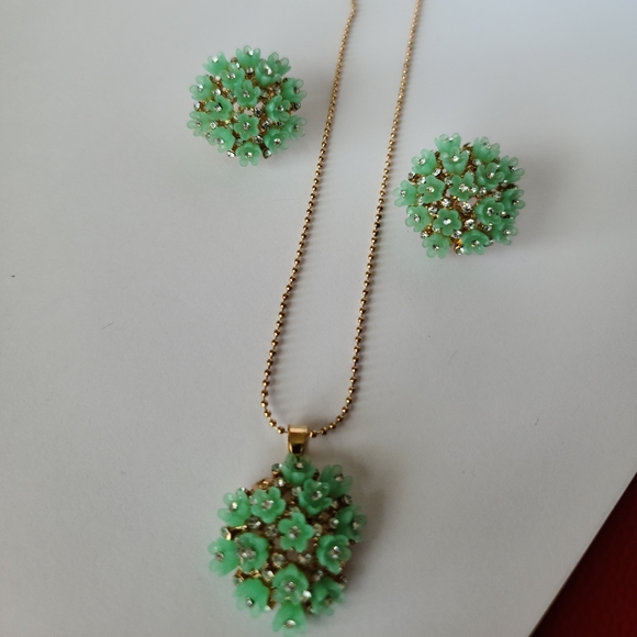 Pistachio & gold earrings & necklace set - Picture 2 of 3